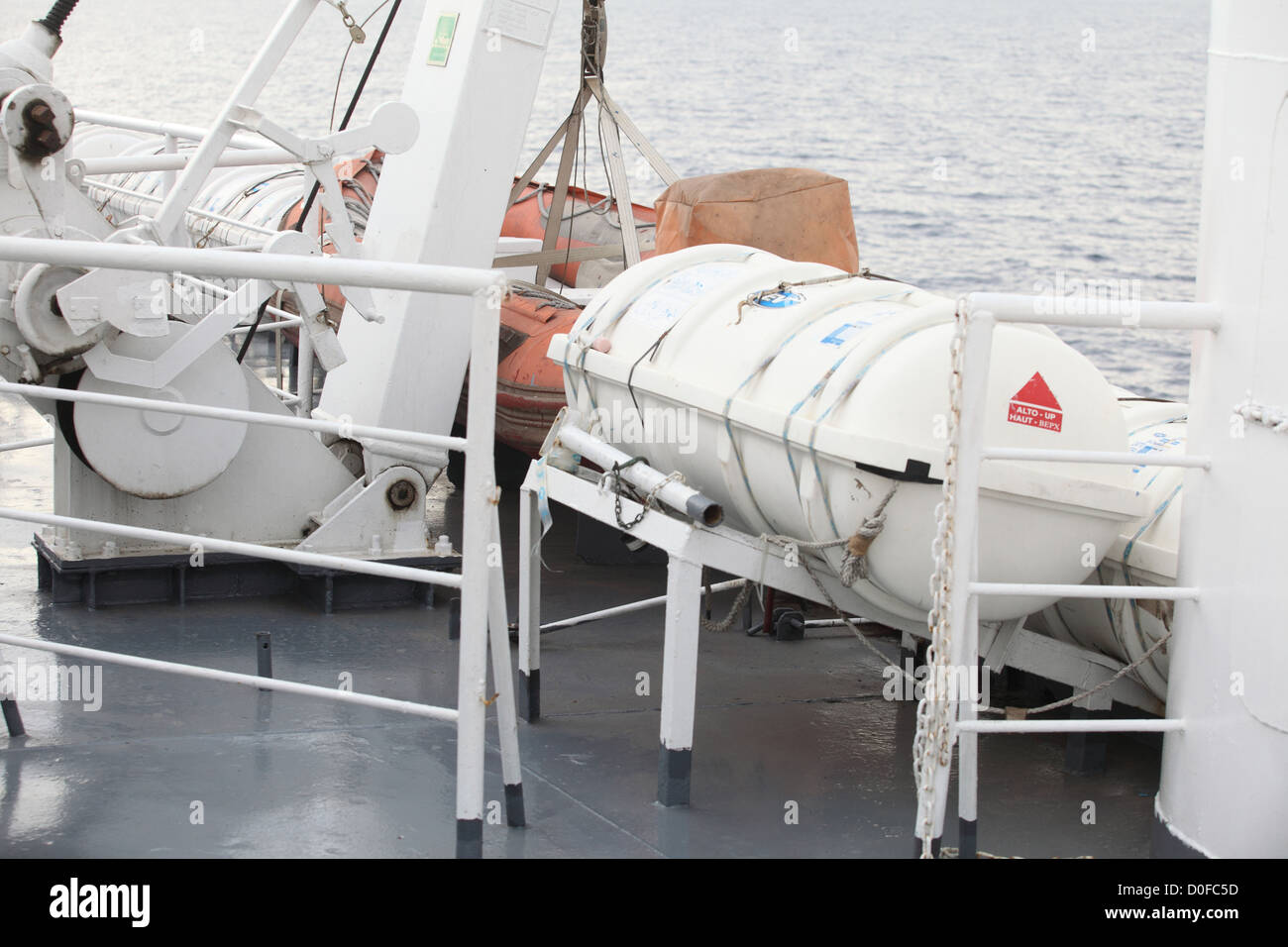 Aufblasbare Rettungsinseln auf eine griechische Fähre mit einer Winde und einem kleinen Rettungsboot Stockfoto