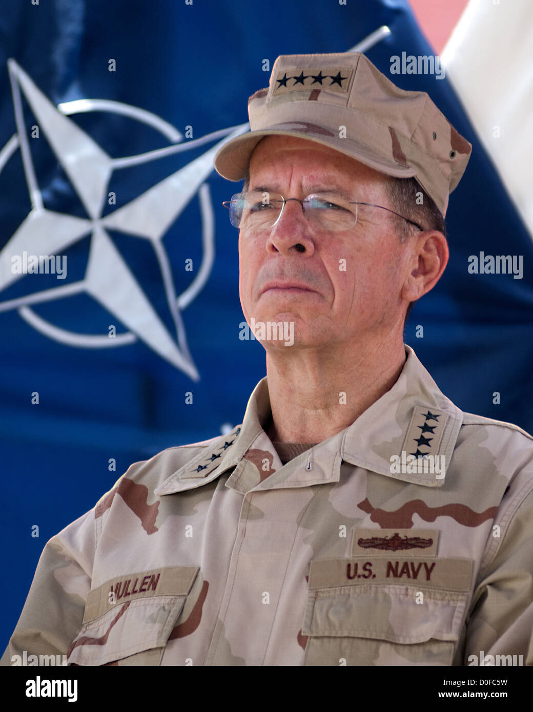 US Marine Admiral Mike Mullen, Vorsitzender der Joint Chiefs Of Staff schaut zu, wie General David Petraeus 18. Juli 2011 in Kabul, Afghanistan zu dem Publikum spricht. Petraeus nach mehr als einem Jahr als ISAF-Kommandeur General John Allen Befehl übergeben. Stockfoto