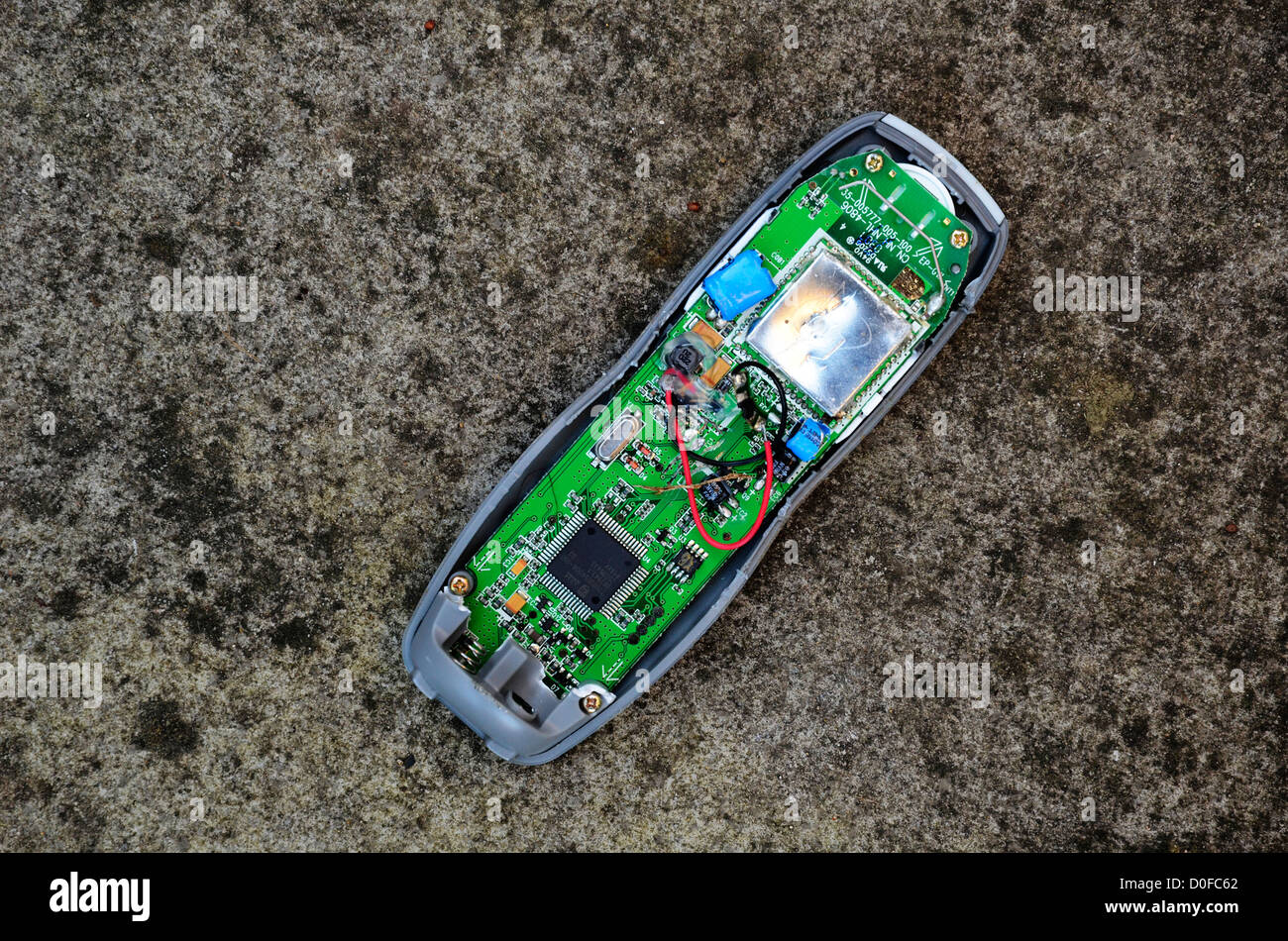 Eine gebrochene Haustelefon liegen auf dem Bürgersteig Stockfoto