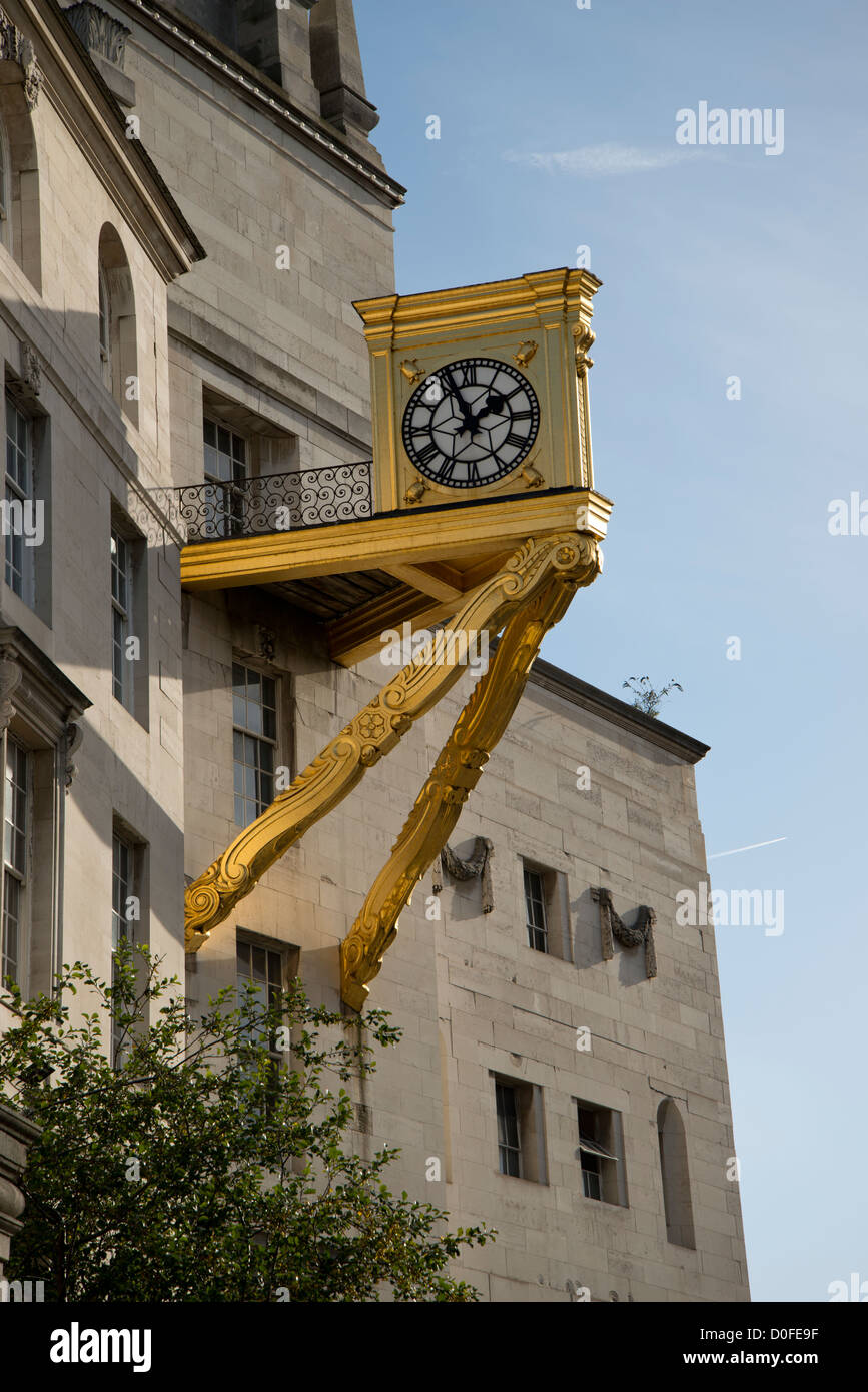 Goldene Uhr an der Seite von Leeds City Civic Hall Stockfoto