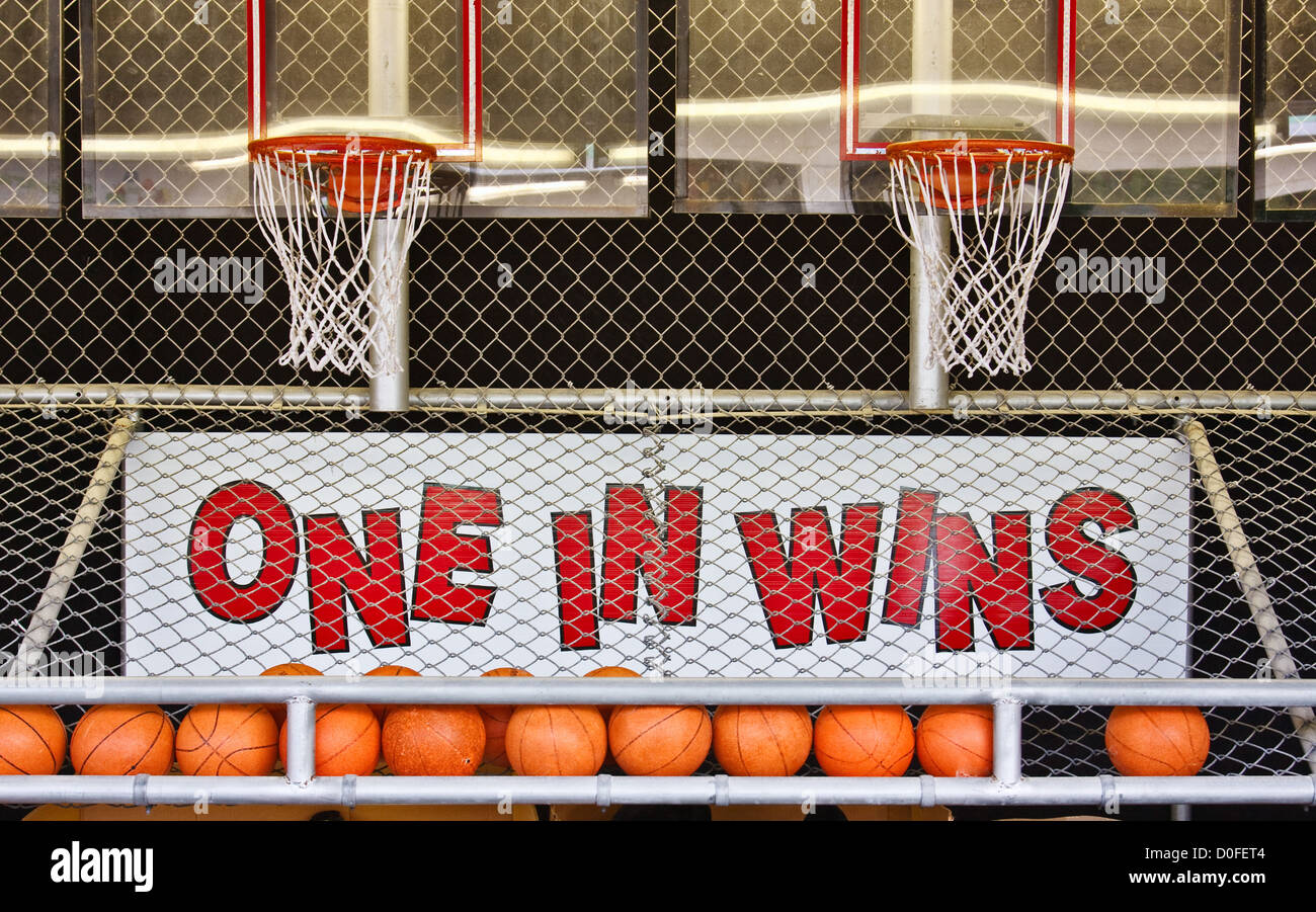 Ein Basketball-Spiel des Zufalls auf einem Holzsteg Stockfoto