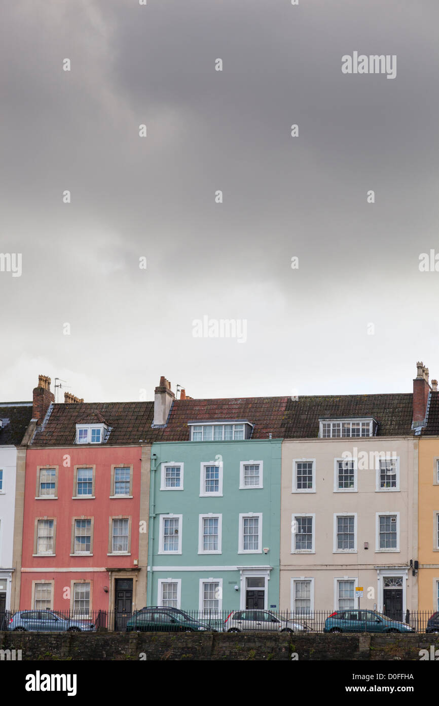 Pastellfarben gewaschen, Terrasse mit Blick auf den schwimmenden Hafen in Bristol. Stockfoto