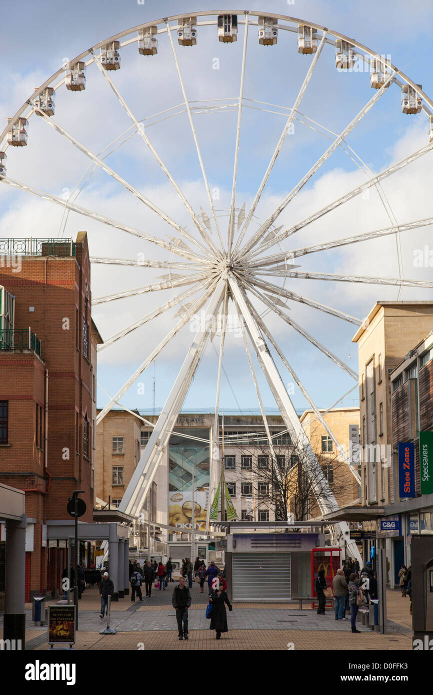 Große Riesenrad in der Mitte der Galerien Shopping Centre in Bristol England. Stockfoto