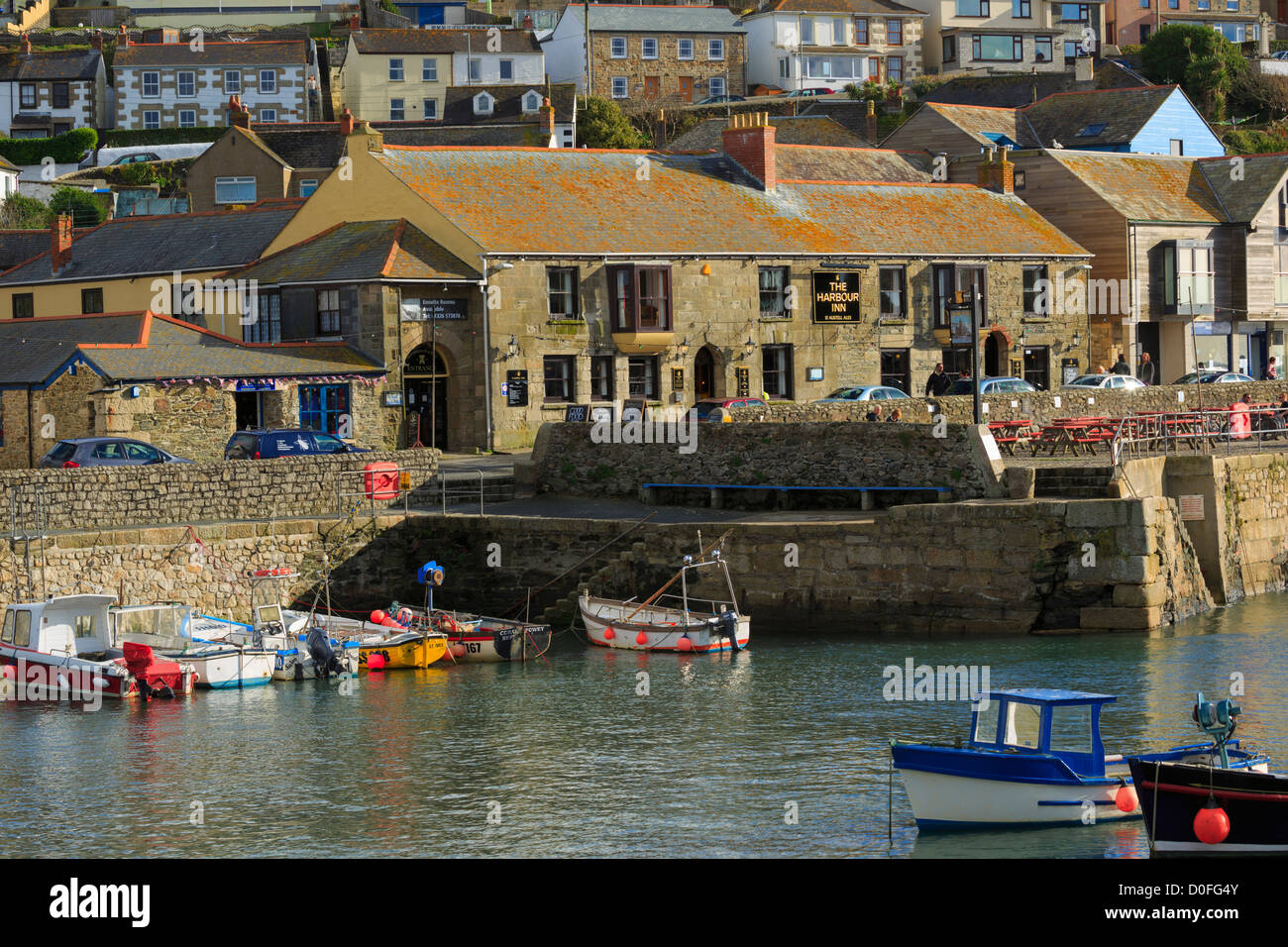 Der Innenhafen und Harbour Inn, Hafendamm, Cornwall Stockfoto