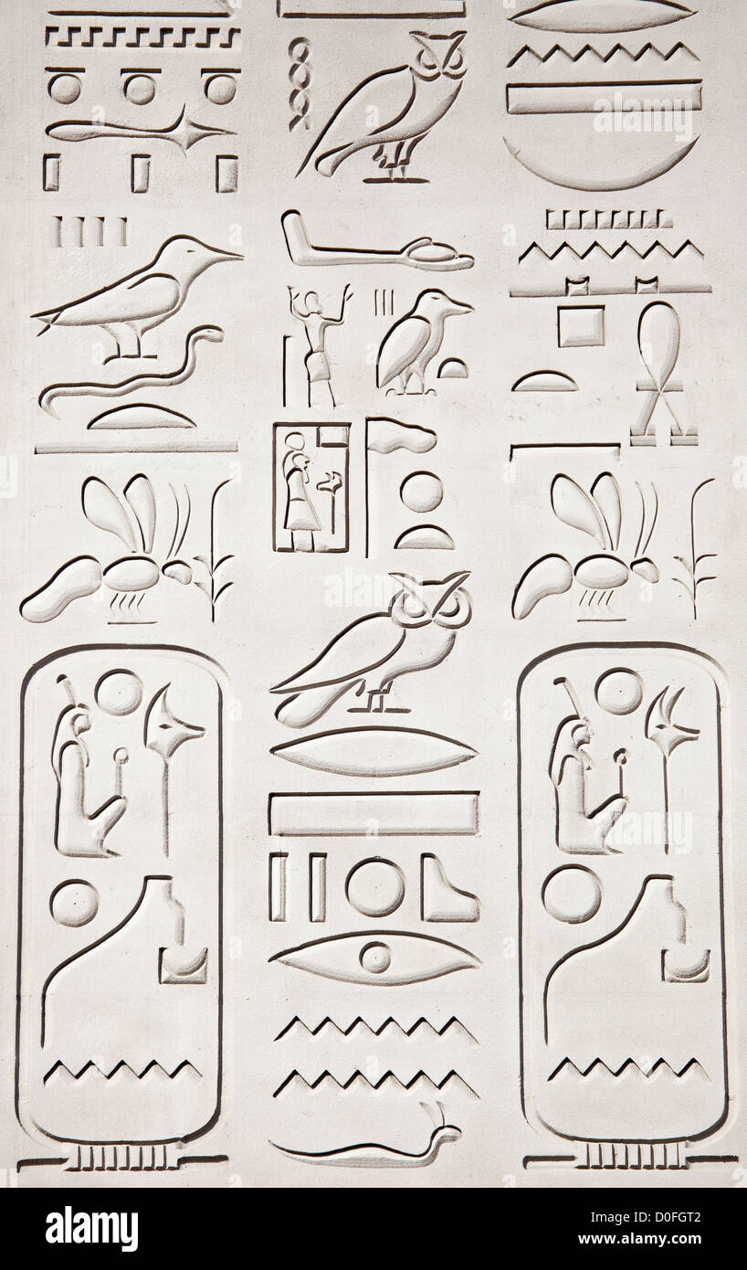 Hieroglyphe Anzeichen auf ein Obelisk Stockfoto