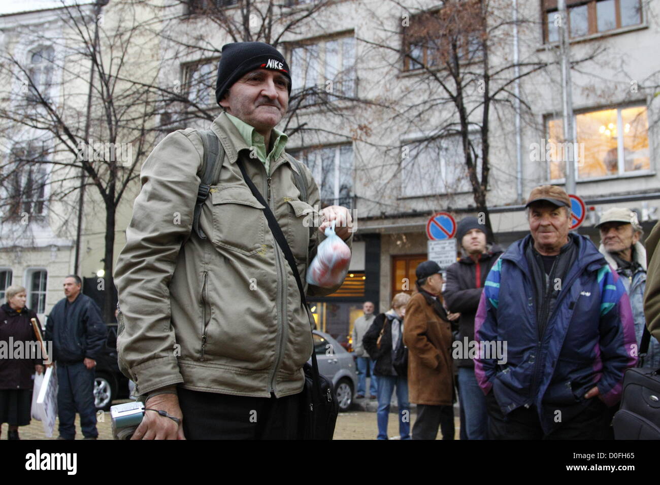 Sofia, Bulgarien; 24. November 2012. Demonstrator hält eine Tasche mit Tomaten als "Munition" für die Anti-Regierungs-Demonstration vor dem Parlament. Viele Kilo Gemüse wurden während der Rallye geworfen. Bildnachweis: Johann Brandstatter / Alamy Live News Stockfoto