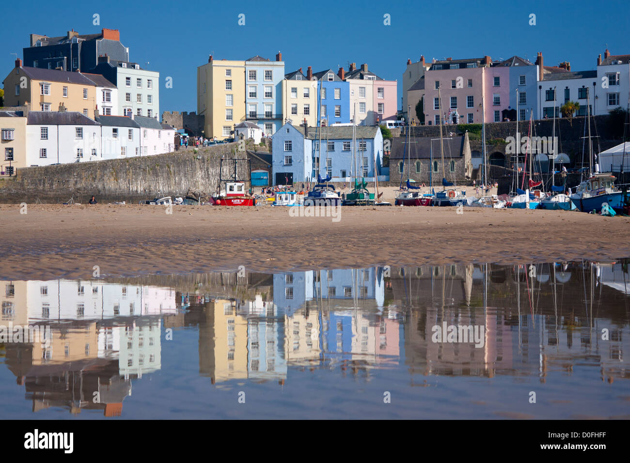Tenby Hafen bei Ebbe mit Pastell farbigen Häuser spiegelt sich im Wasser Tenby Pembrokeshire South Wales UK Stockfoto