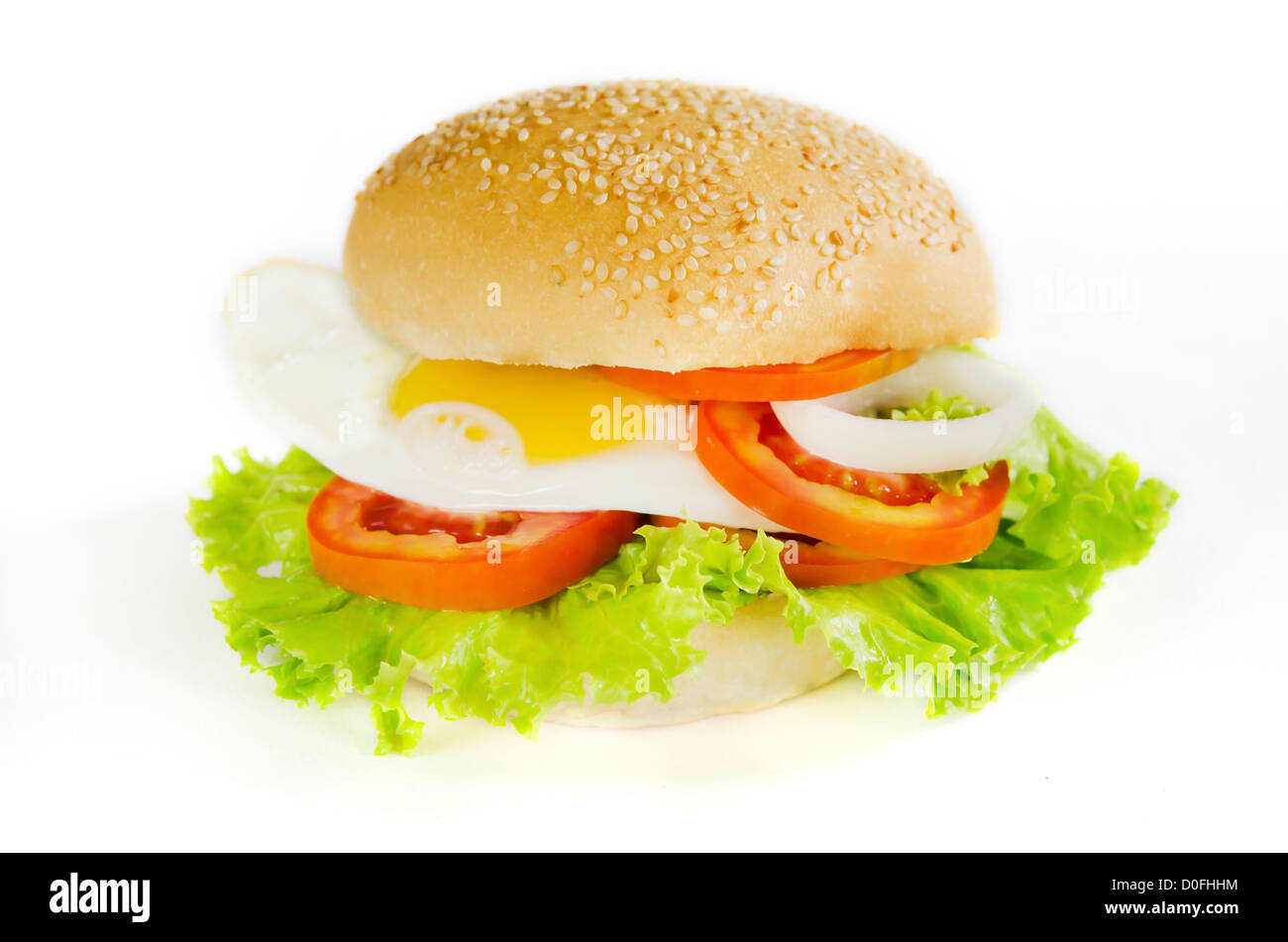 Fast-Food servierfertig mit Spiegelei und frischem Gemüse Stockfoto