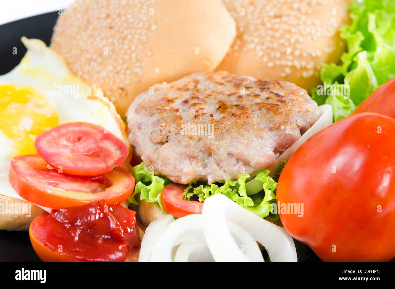 umarmen Sie, Frühstück, Spiegelei, gebratenes Schweinefleisch, Brötchen und frisches Gemüse Stockfoto