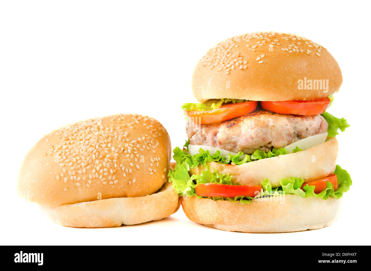 großen Hamburger und Brötchen auf weißem Hintergrund. Stockfoto