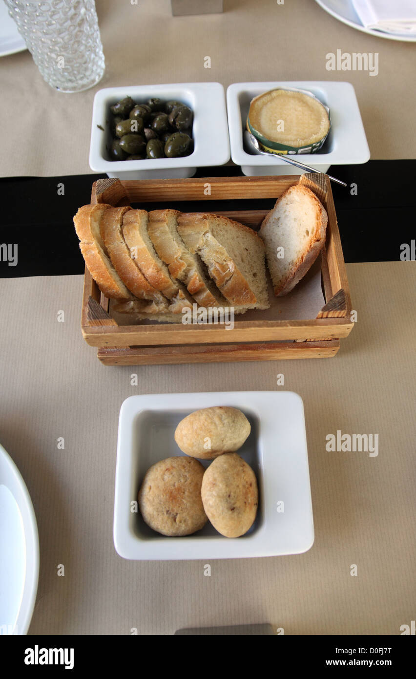 Vorspeise mit Brot, Oliven, Käse wie im Tasca da Esquina, Lissabon-Gourmet-Restaurant serviert Stockfoto