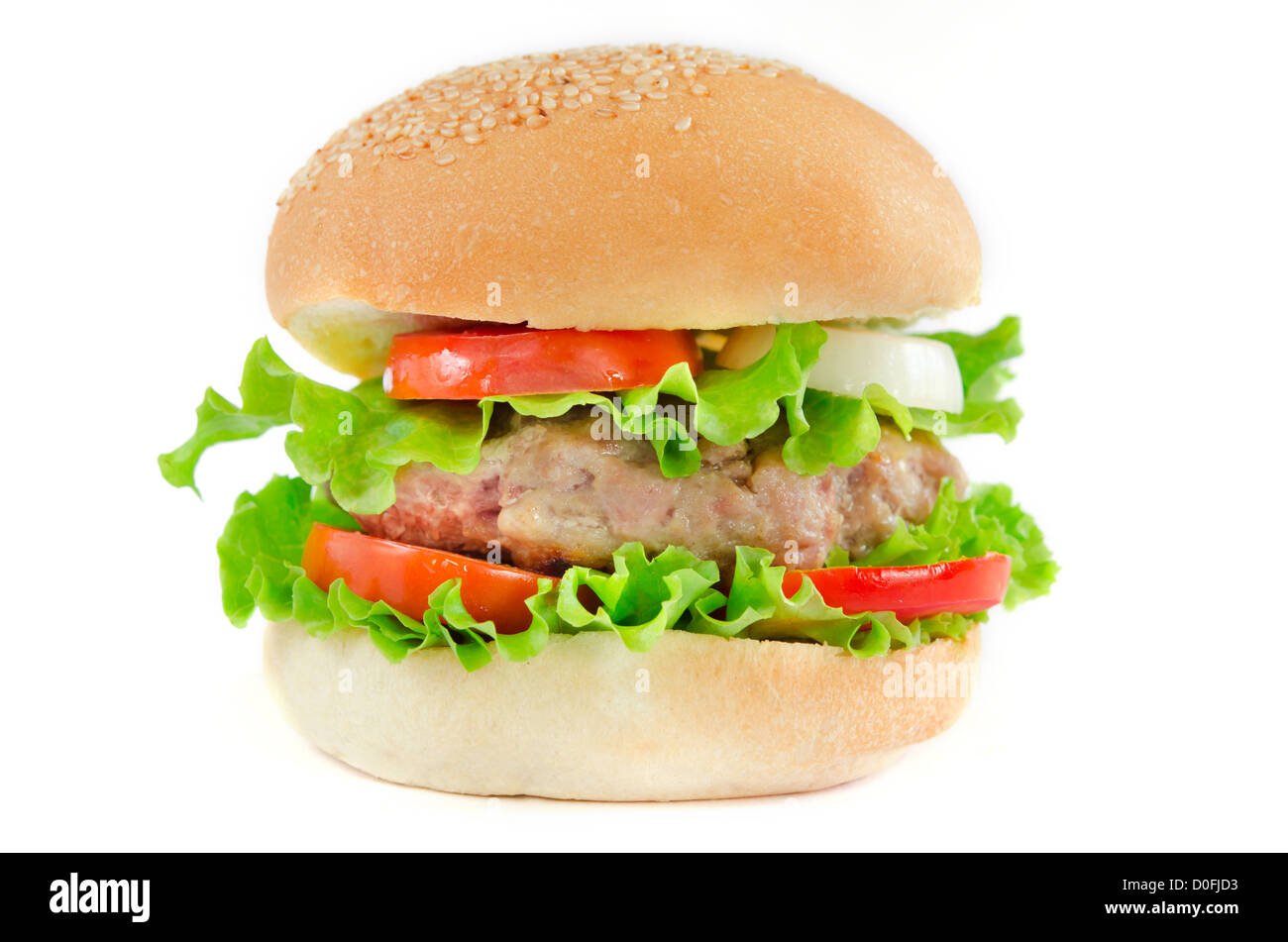 ein Burger serviert mit Schweinefleisch und Gemüse auf weißem Hintergrund Stockfoto