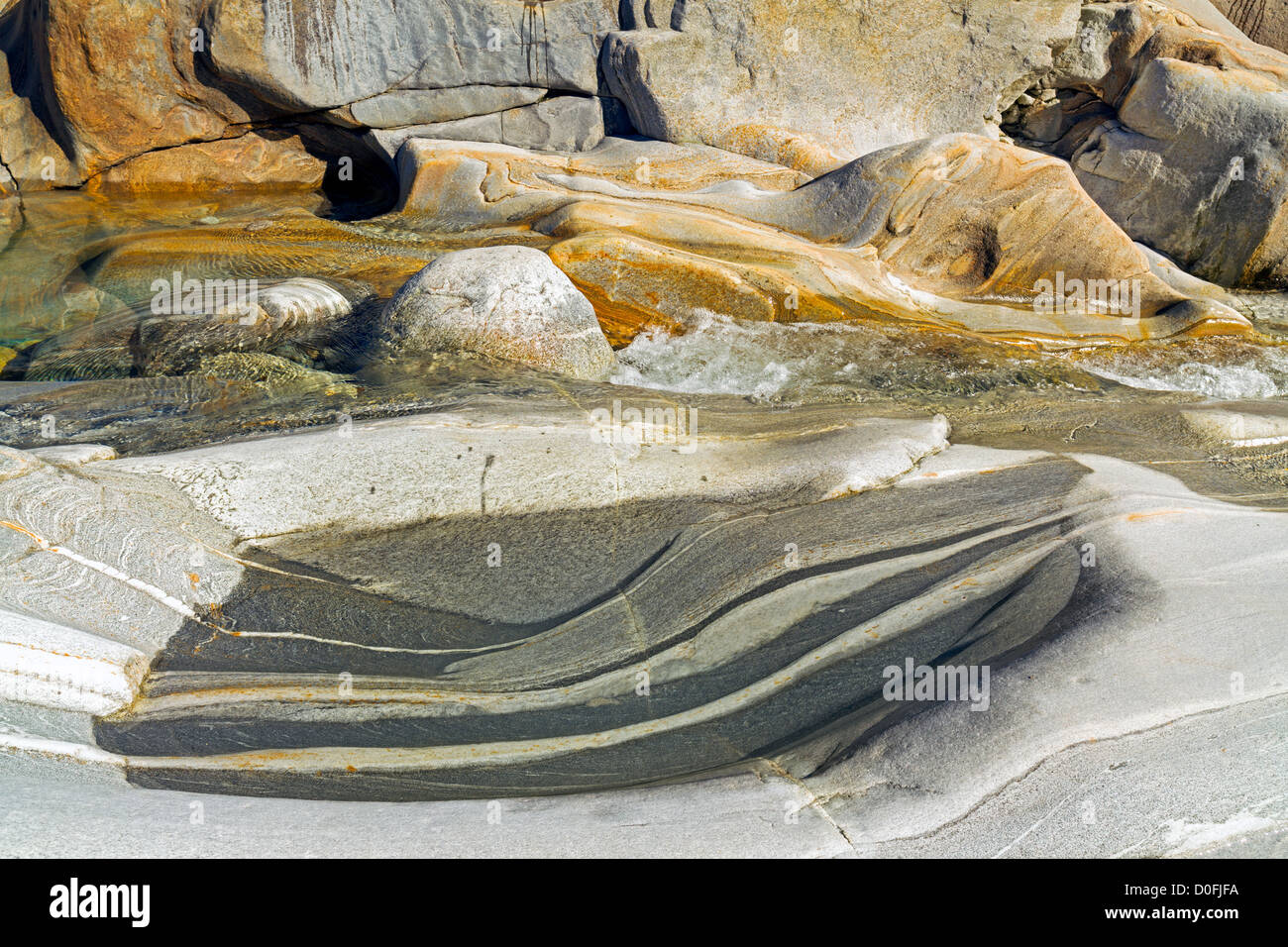 Flussbett des Flusses Verzasca in der Nähe von Lavertezzo im Verzascatal Stockfoto