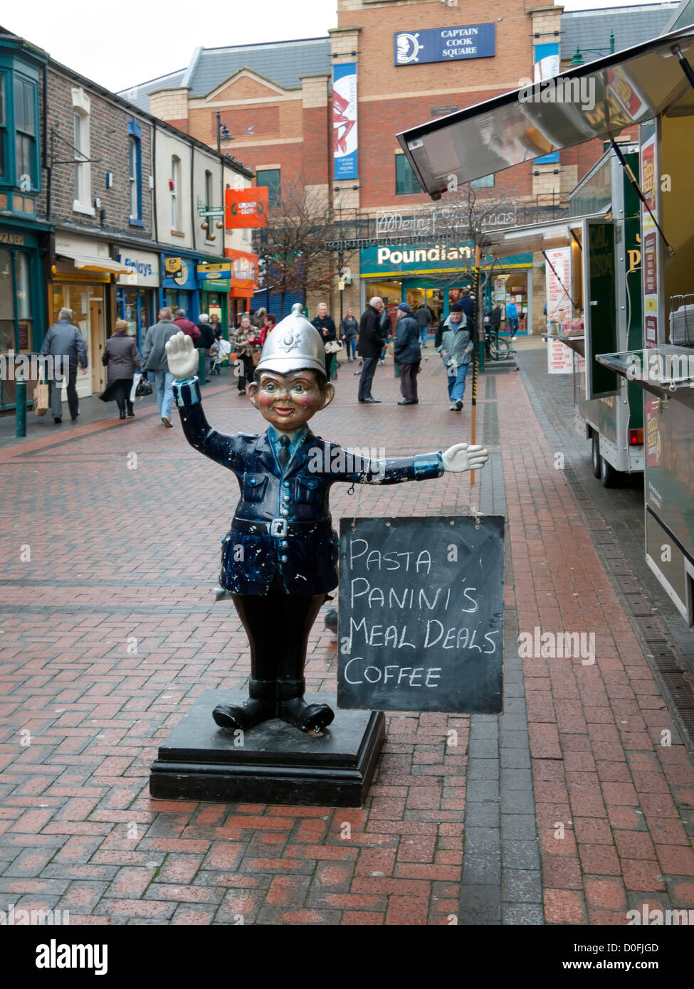 Prüfpuppe Polizist Werbung einer Garküche Captain Cook Square Einkaufszentrum im Stadtzentrum von Middlesbrough Stockfoto