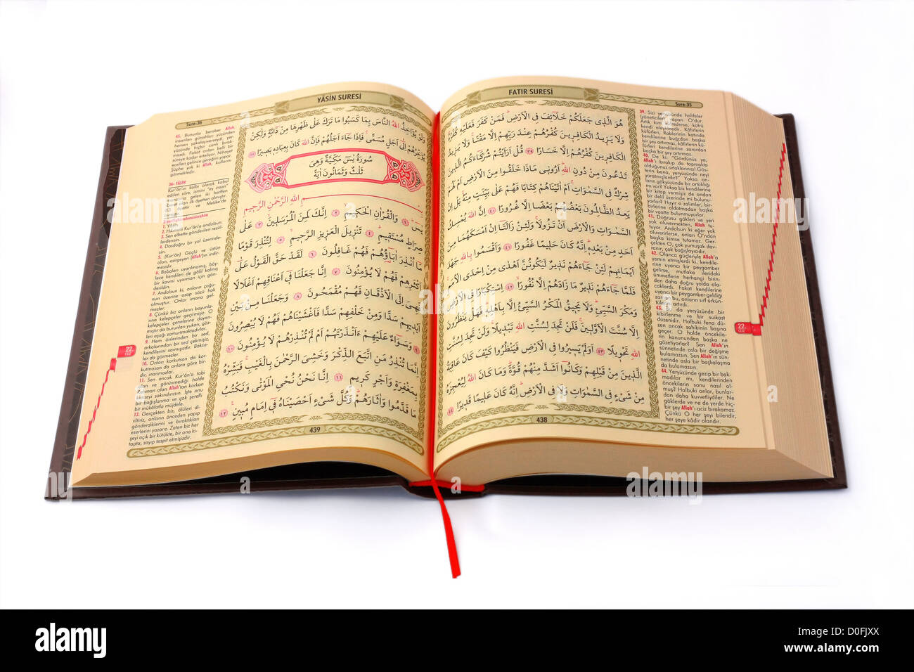Der Heilige Koran öffnete und isoliert auf weißem Hintergrund Stockfoto