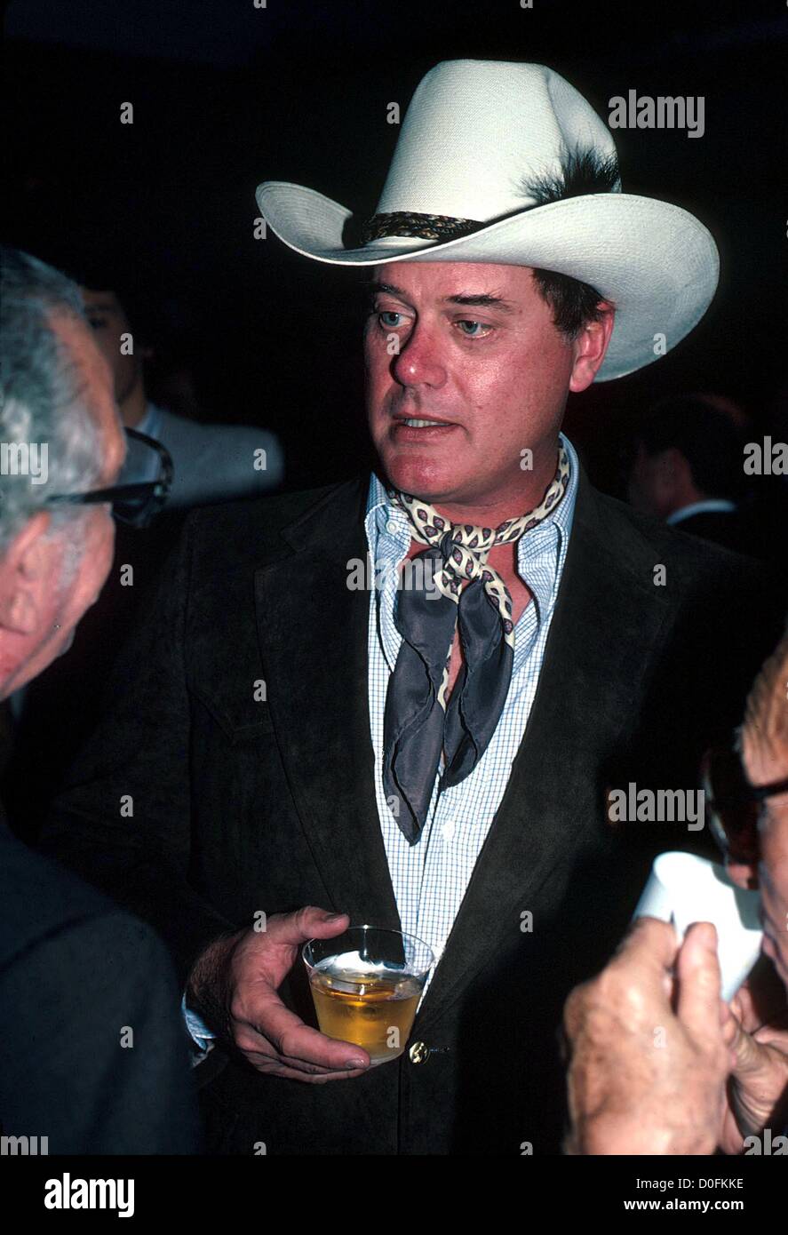 23. November 2012 - Schauspieler, Autor und Produzent Larry Hagman, der einer amerikanischen TV-höchste Bösewichte in die hinterhältigen, amoralischen Ölmann j.r. Ewing '' Dallas '' erschuf, ist gestorben, er war 81. Hagman starb in einem Dallas-Krankenhaus an den Folgen von seinem Kampf mit Kehlkopfkrebs, zitiert eine Aussage von seiner Familie. Er litt an Leberkrebs und Leberzirrhose in den 1990er Jahren nach Jahrzehnten des Trinkens. Bild: Datei - Datum unbekannt - LARRY HAGMAN trinken. (Kredit-Bild: © Globe Photos/ZUMAPRESS.com) Stockfoto
