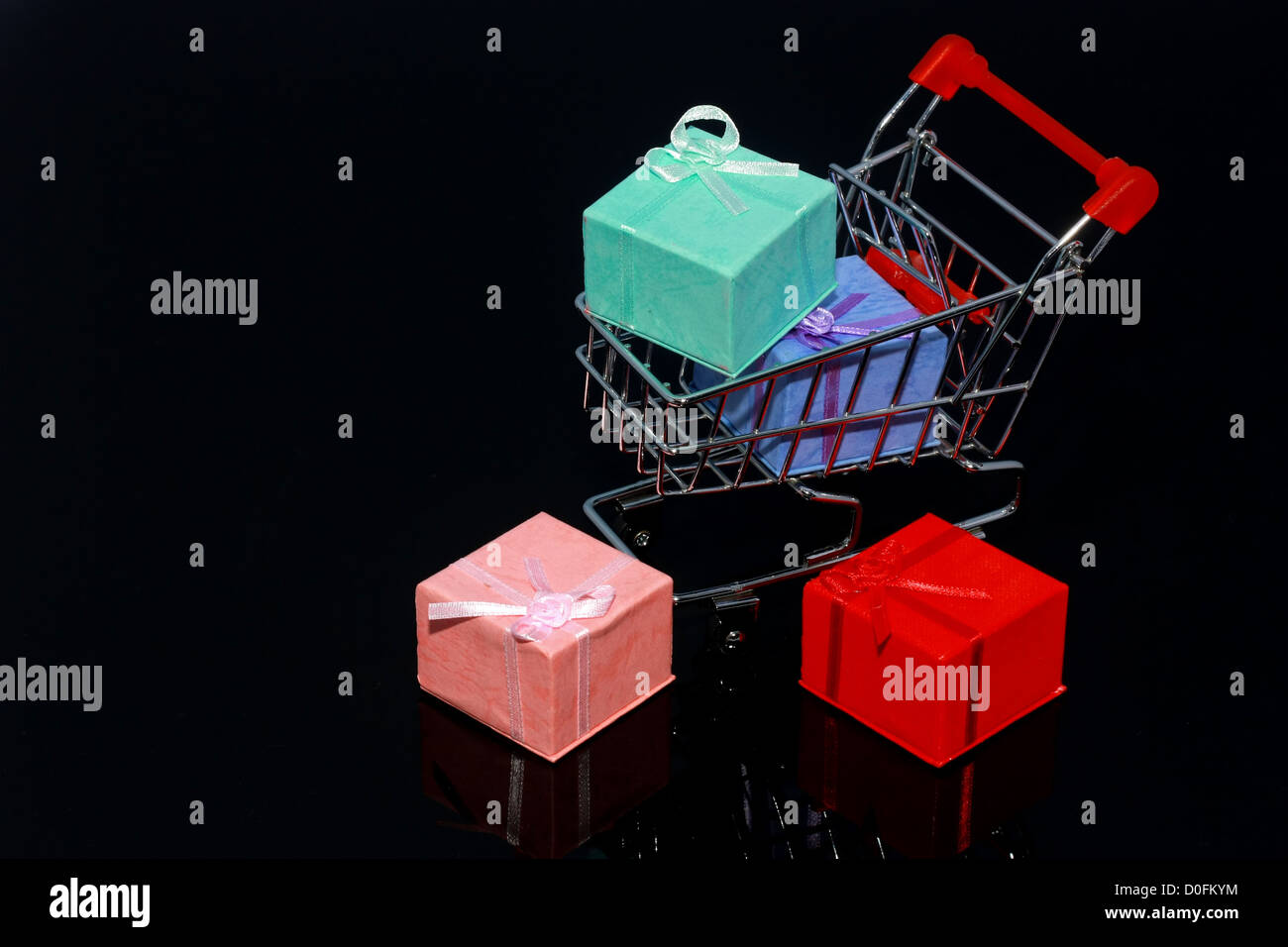 Geschenk-Boxen im Warenkorb auf schwarzem Hintergrund isoliert Stockfoto
