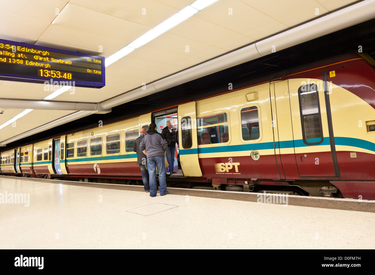 Fluggästen eine Klasse 334 Juniper suburban Electric mehrere Ganzzug (WWU). Queen Street Station, Glasgow, Schottland Stockfoto