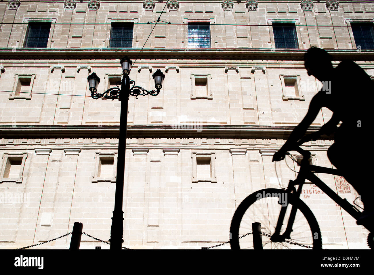 Radfahrer vor Sagrario Kirche, Verfassung Avenue, Sevilla, Spanien Stockfoto