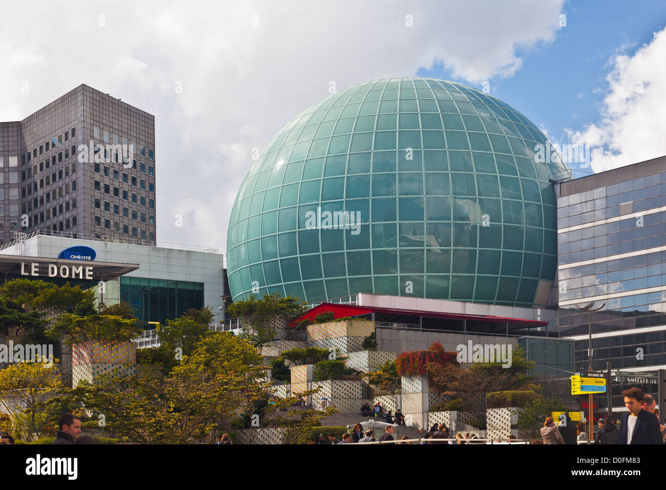 Le Dome De La Defense, ein Kino in La Défense Business und Entertainment Bereich, Paris, Frankreich. Moderne Architektur. Stockfoto