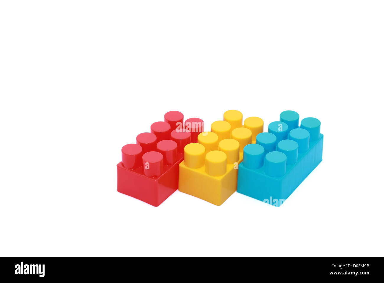 Drei Plastikspielzeug Ziegel isoliert auf weißem Hintergrund Stockfoto