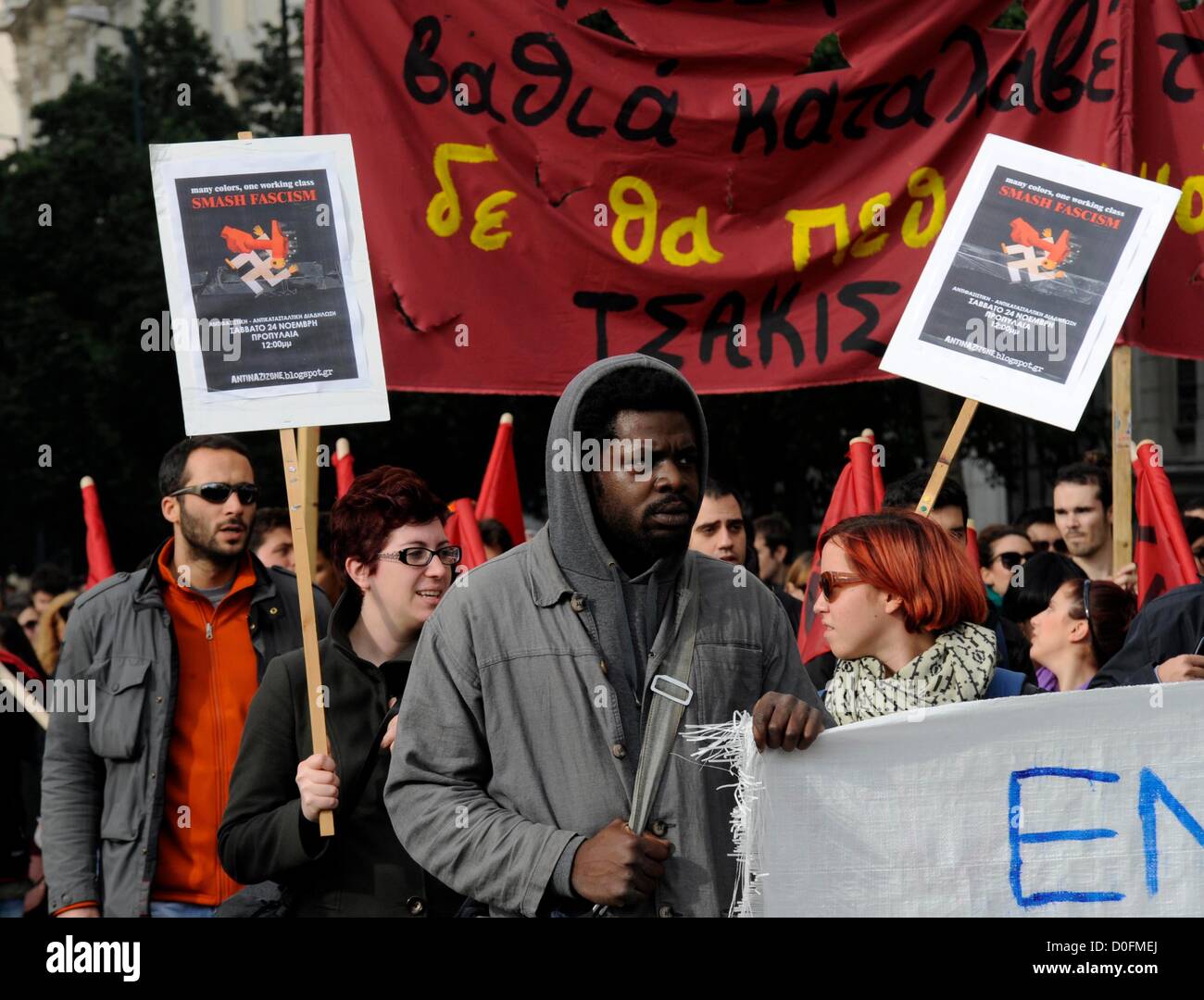 Demonstranten halten Plakate gegen den Faschismus während einer antifaschistischen Demonstration in Athen am 24.11.2012 März. Mindestens 1.000 Personen nahmen an der Demonstration, die vom antifaschistischen Gruppen organisiert wurde. Stockfoto