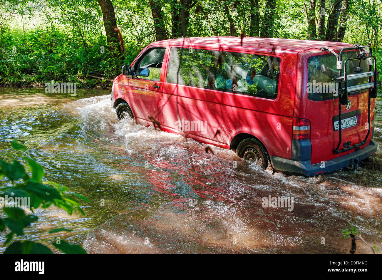 Kleinbus Furt Flüsschen. Stockfoto