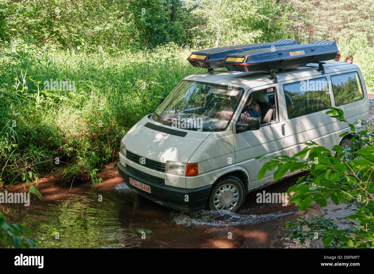 Kleinbus Furt kleiner Wald-Fluss. Stockfoto