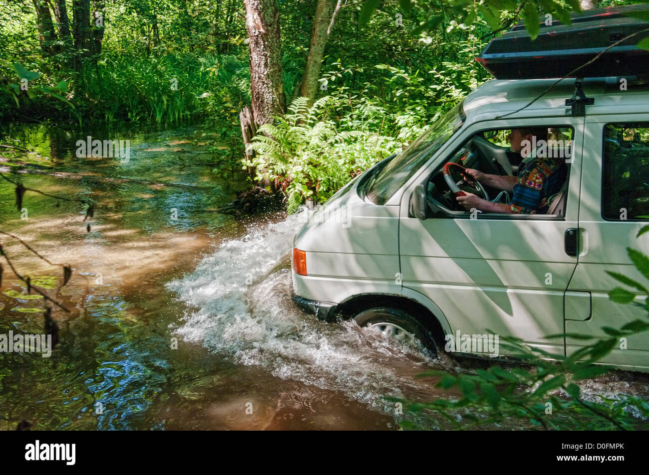 Kleinbus Furt kleiner Wald-Fluss. Stockfoto
