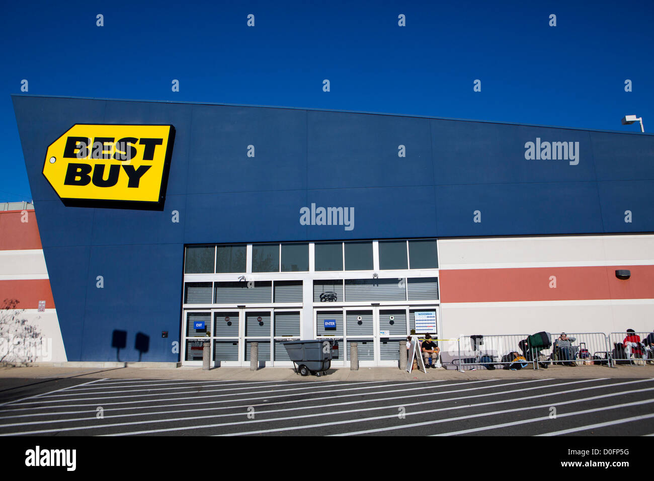 Käufer außerhalb ein Best Buy aufgereiht Lagern für Black Friday Deals. Stockfoto