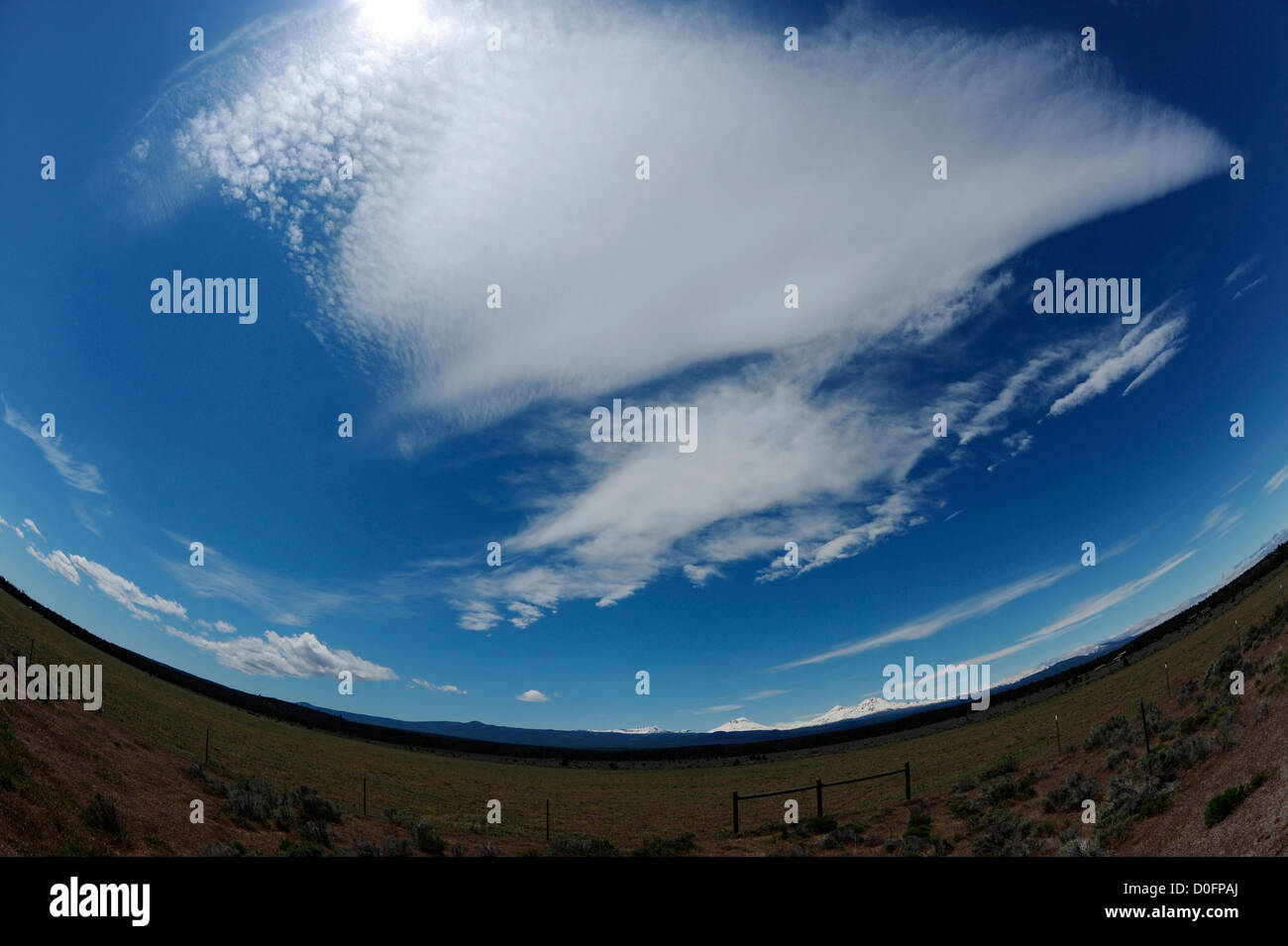 Wüste und Berge Landschaft mit großen blauen Himmel und weiße Wolken in der Nähe von Klamath, Oregon Stockfoto
