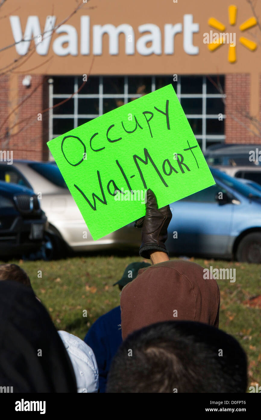 Demonstranten protestieren gegen die Arbeitsbedingungen bei Walmart. Stockfoto