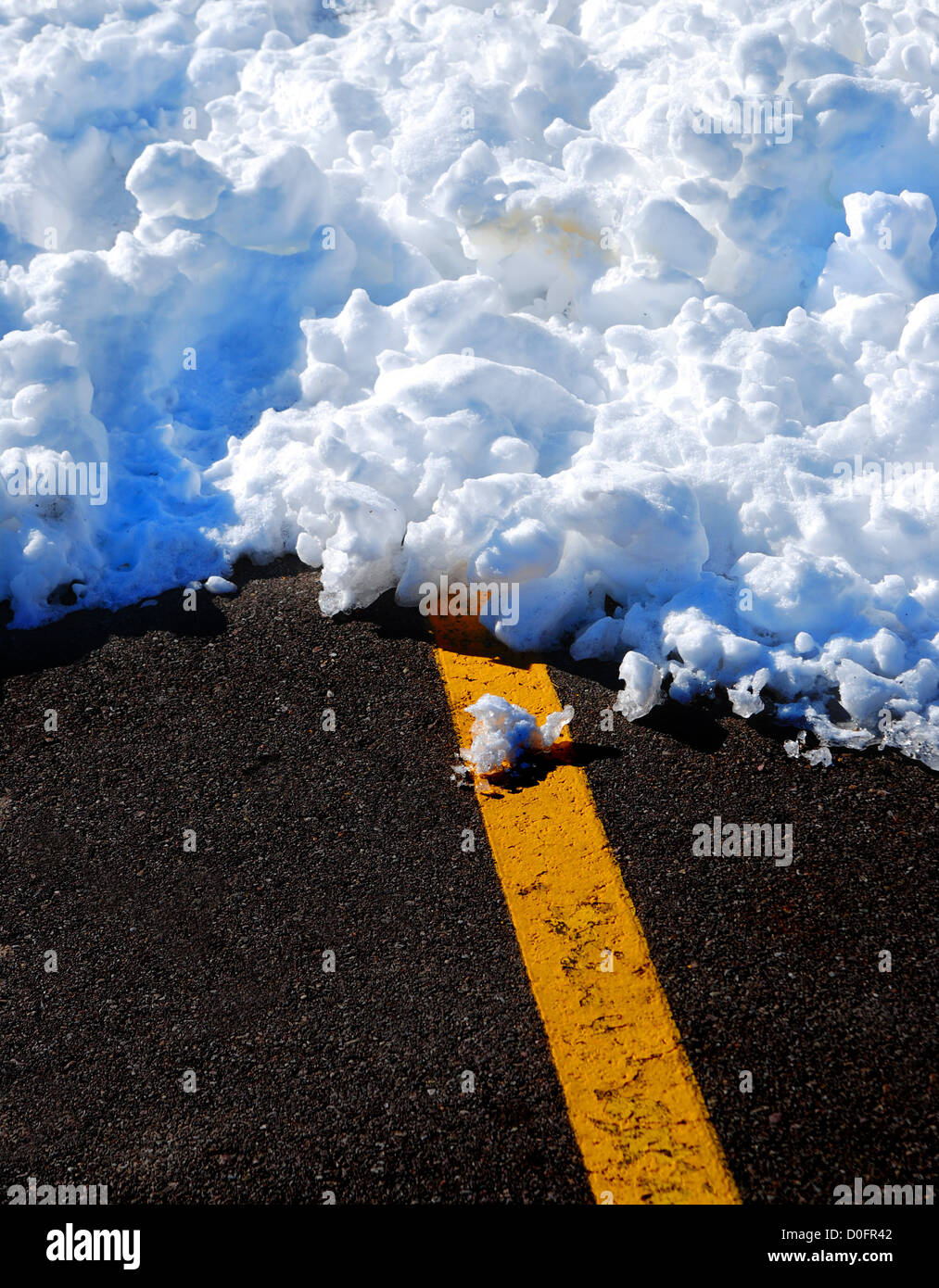 Verschneiten Winter-Straße mit gelben Linie und Snow drift Stockfoto