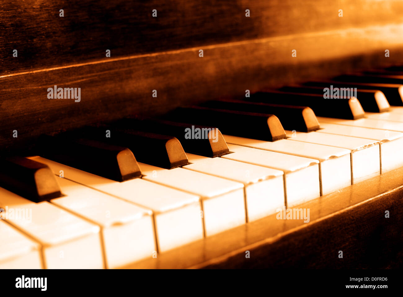 Nahaufnahme von schwarzen und weißen Tasten eines Klaviers und Maserung des Holzes mit Sepia-Farbton Stockfoto