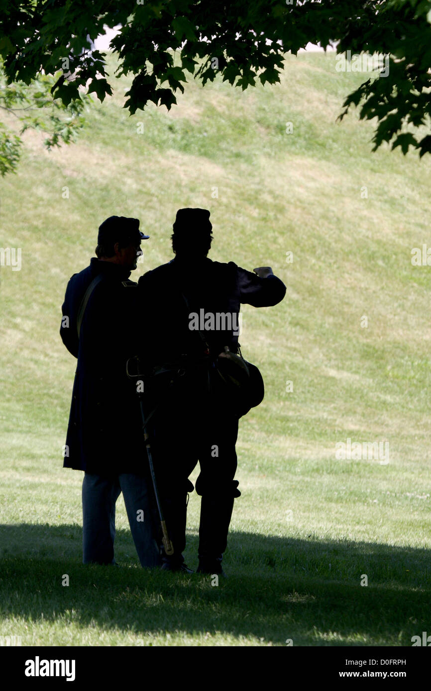 US-Bürgerkrieg-Soldaten unter einem Baum auf dem Gelände der Milwaukee VA reenacting Stockfoto