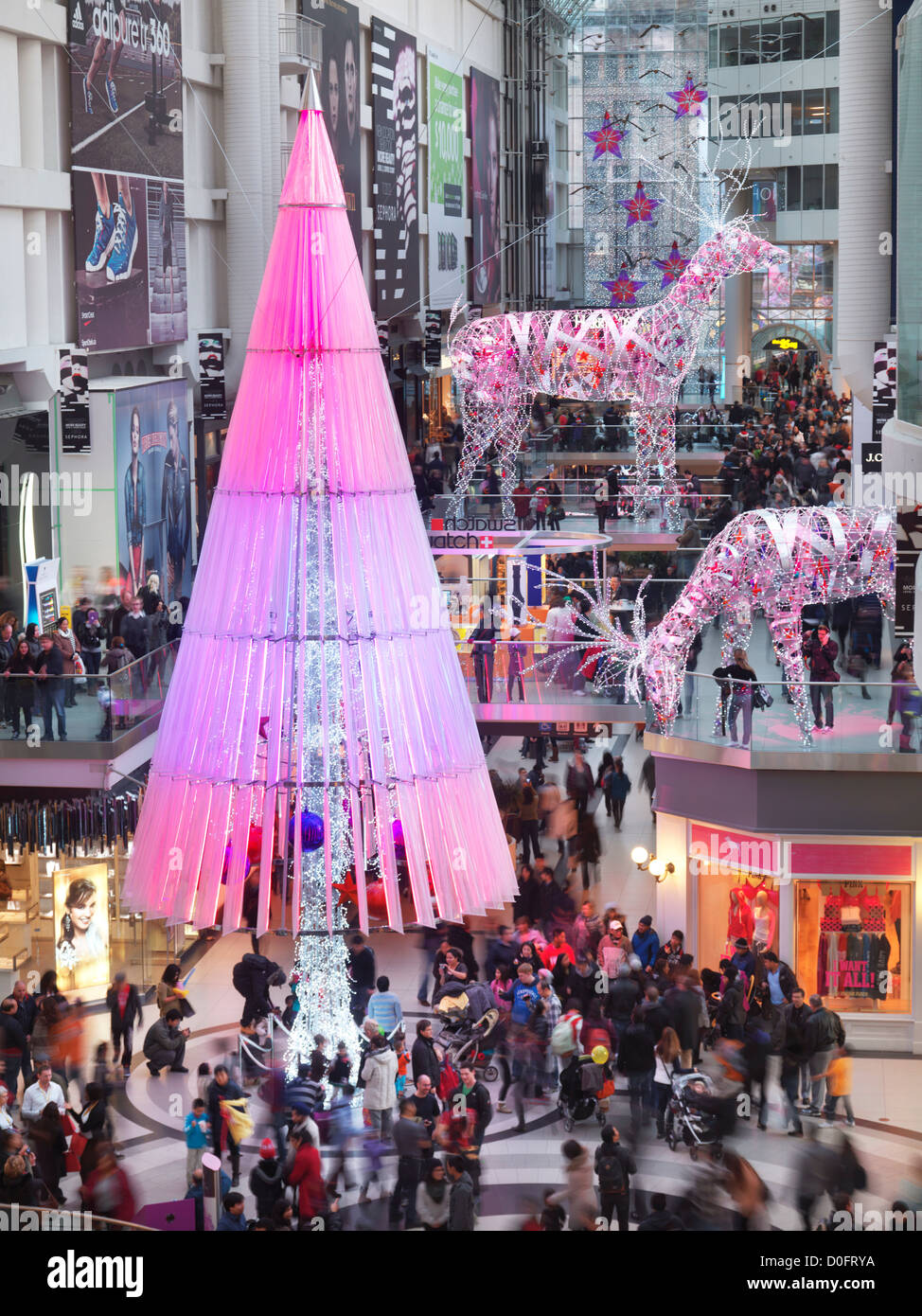 Toronto Eaton Centre Shopping Mall Winter Urlaub Saison Weihnachtsbaum Dekoration im Jahr 2012. Toronto, Ontario, Kanada. Stockfoto