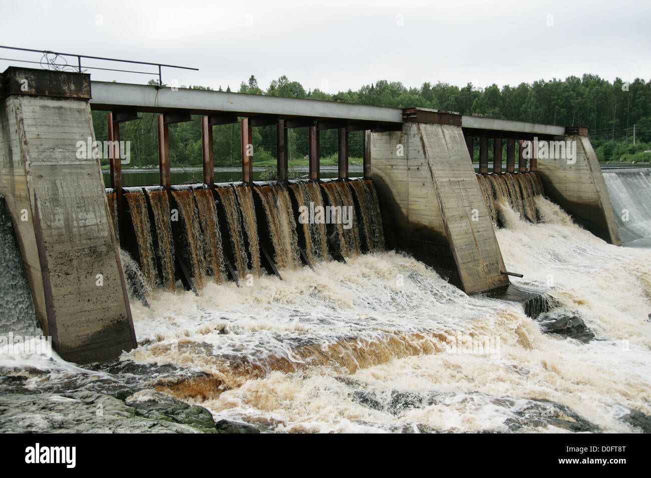 Dam ein Wasserkraftwerk am karelischen Fluss, Russland Stockfoto