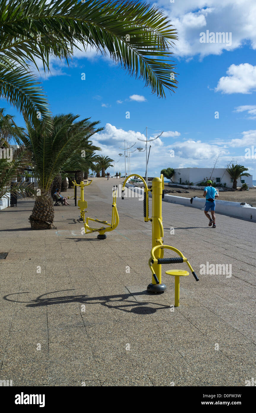 dh Promenade PLAYA HONDA LANZAROTE Outdoor Übung Maschinen Fitness Ausrüstung Jogger laufen Strand prom Stockfoto