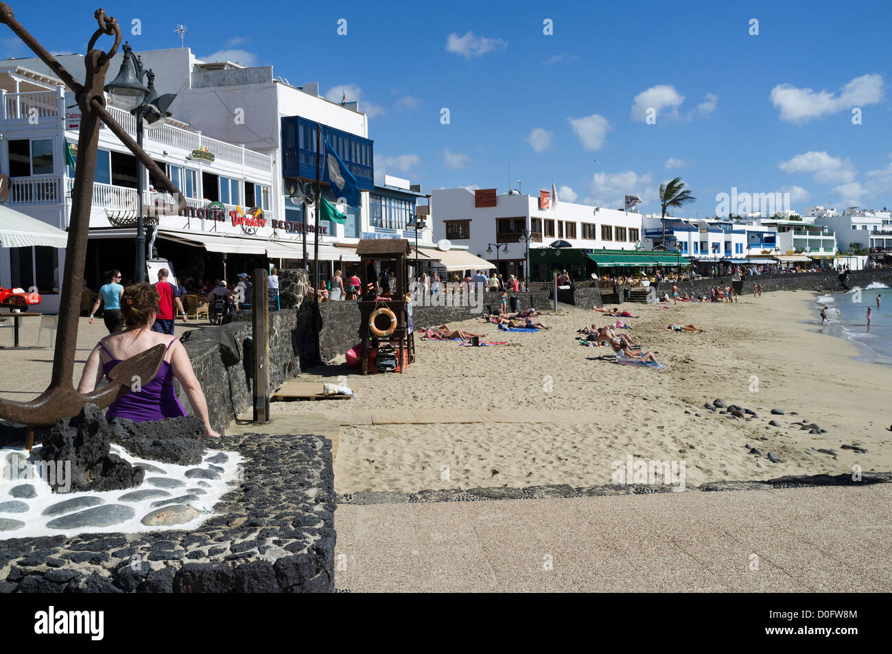 dh Strandpromenade PLAYA BLANCA LANZAROTE Sonnenanbeter weiße Sandstrand Ferienort Stockfoto