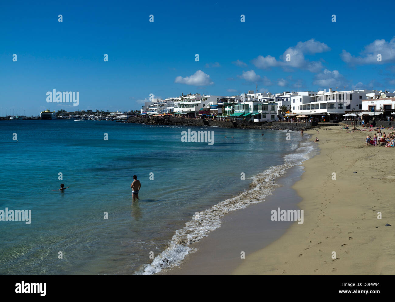 dh Strand PLAYA BLANCA LANZAROTE Badegäste im Meer weißer Sandstrand Urlaub Beach resort Stockfoto