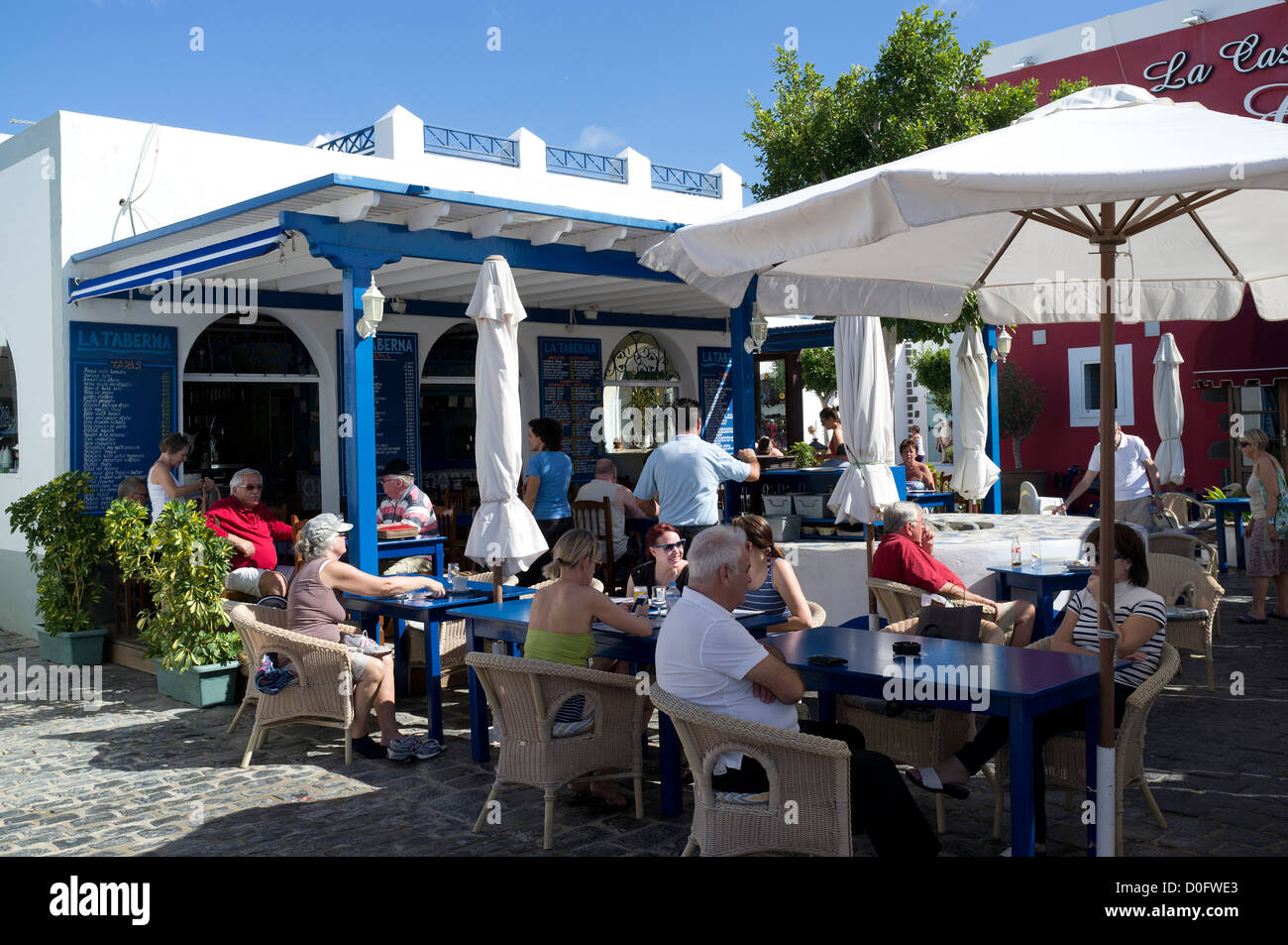 Dh Marina Rubicon LANZAROTE PLAYA BLANCA Touristische Menschen entspannten Cafe Tische im Freien Touristen Urlaub Restaurants Stockfoto
