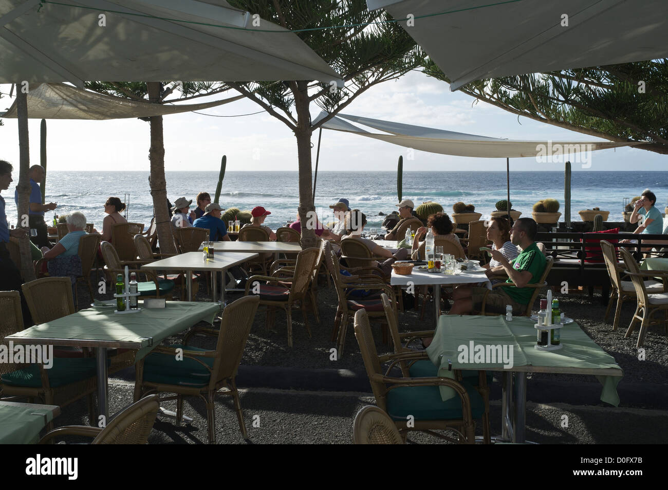 dh Beach Cafe Fisch Restaurant EL GOLFO LANZAROTE Touristen, die draußen essen Menschen essen draußen Meeresfrüchte kanarische Inseln draußen Meer Stockfoto