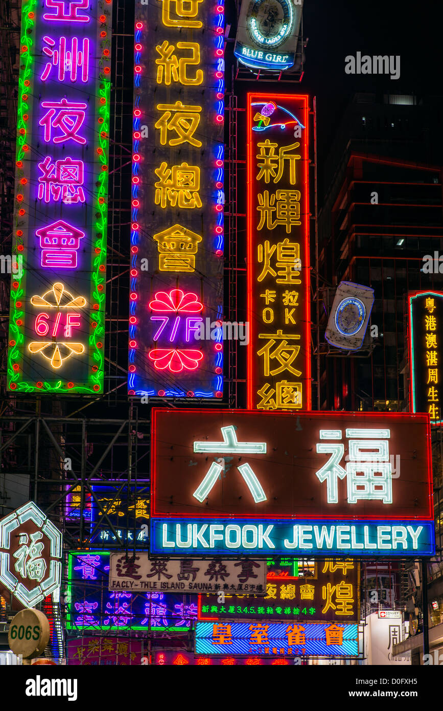 Nachtansicht des chinesischen Neon Schilder in Nathan Road, Kowloon, Hong Kong, China Stockfoto