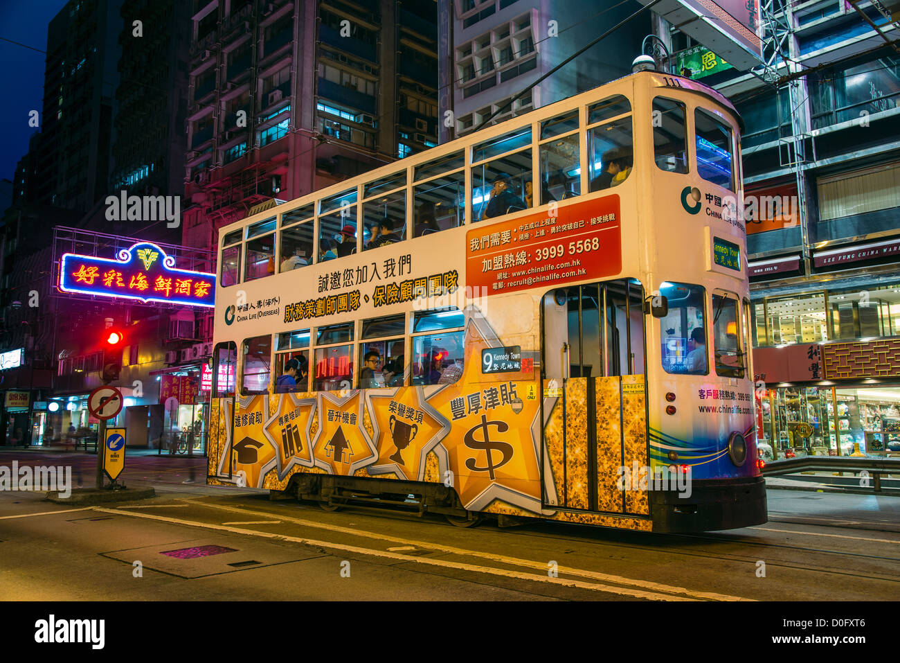 Nachtansicht von einem Doppeldecker Straßenbahn im Zentrum von Hong Kong, China Stockfoto