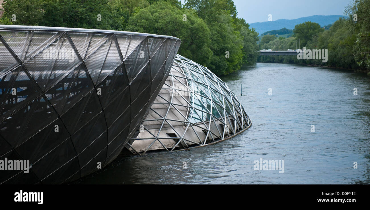 Vom Menschen verursachte stählernen Insel in der Mur, Graz, Österreich Stockfoto