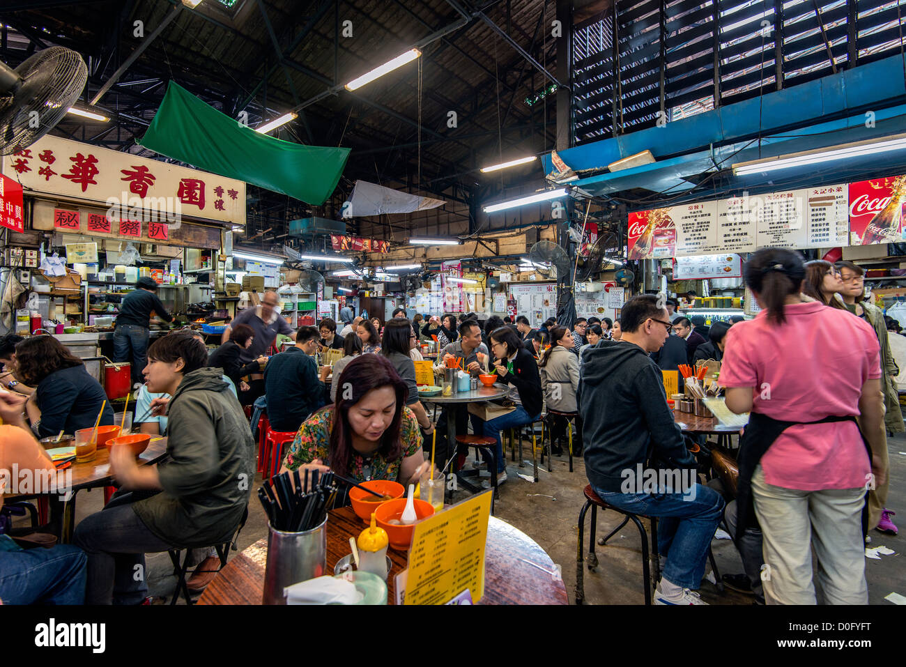 Stände mit Essen befindet sich im Inneren der Haiphong Road temporäre Market in Kowloon, Hong Kong, China Stockfoto