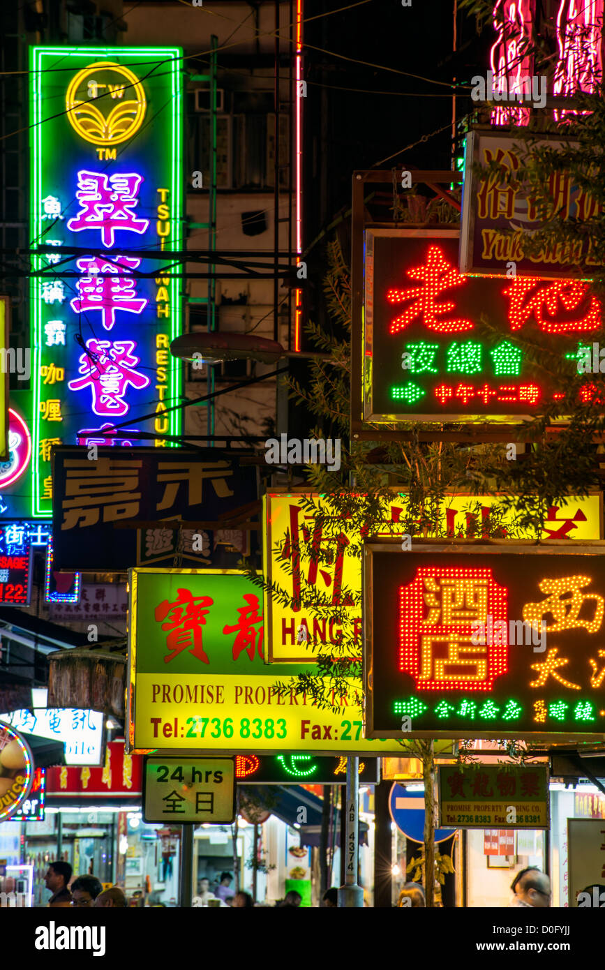 Nachtansicht des bunten Neon Schilder in Nathan Road, Kowloon, Hong Kong, China Stockfoto