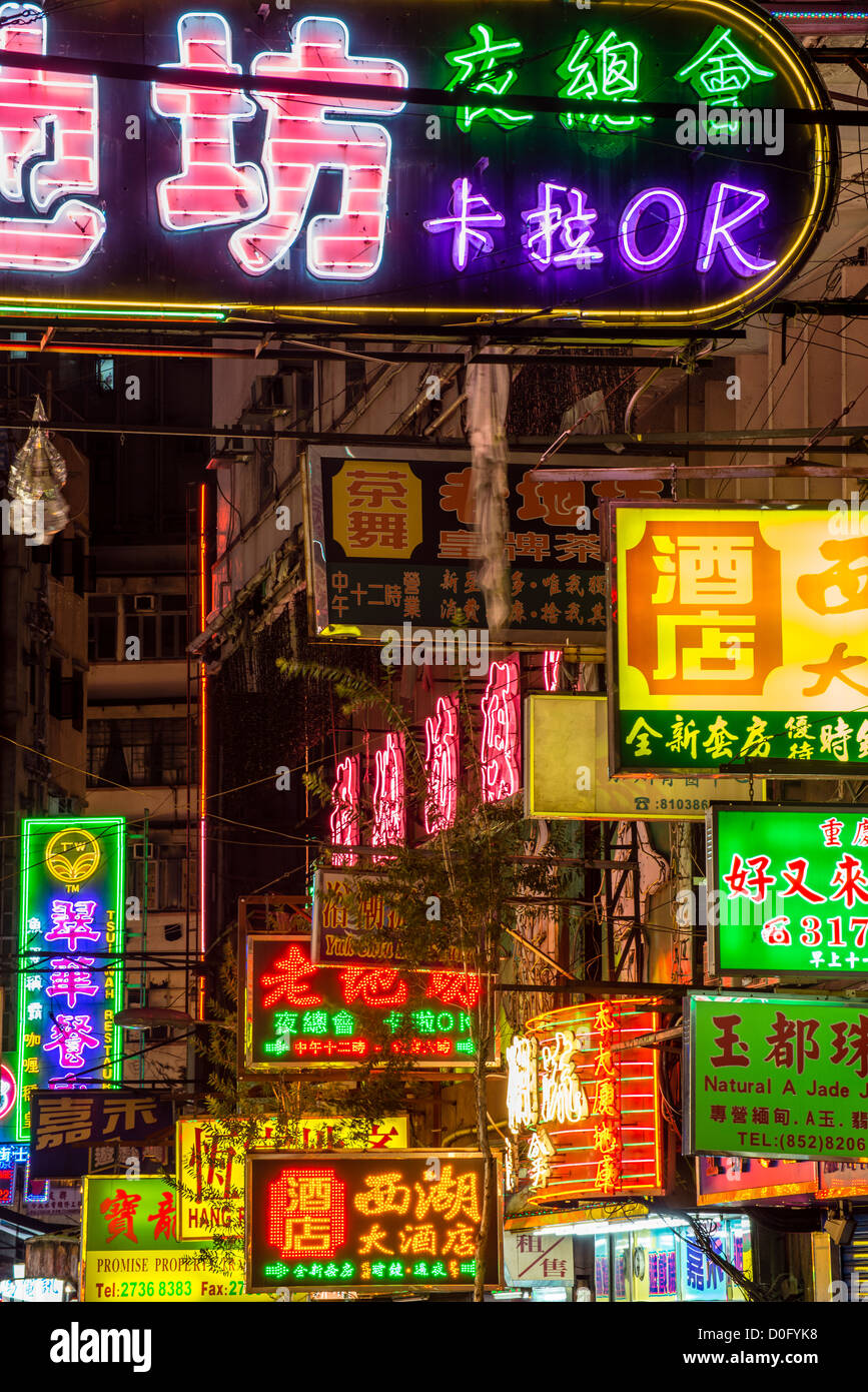Nachtansicht des bunten Neon Schilder in Nathan Road, Kowloon, Hong Kong, China Stockfoto
