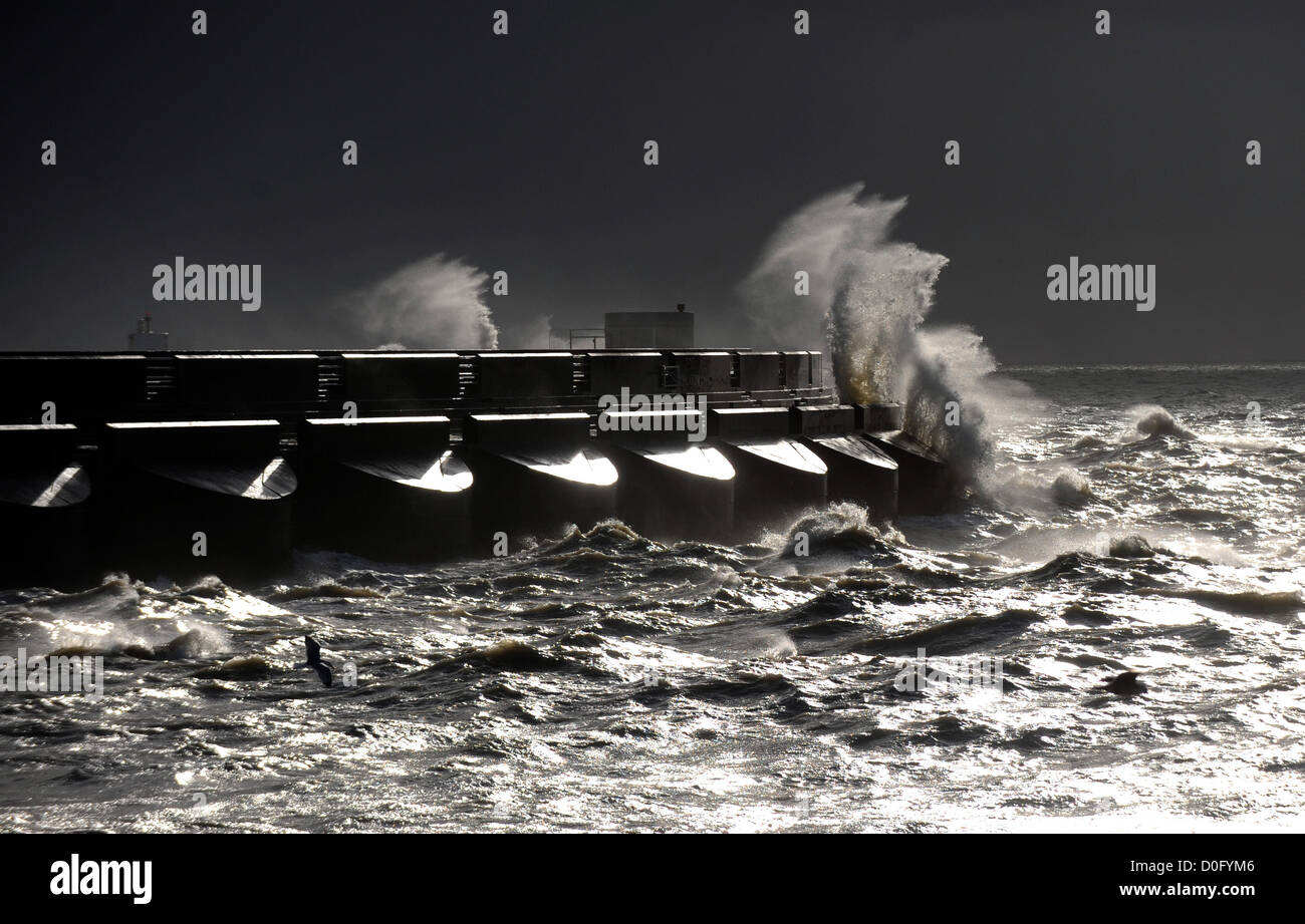 Brighton, Sussex UK 25. November 2012 - riesige Wellen Absturz über dem westlichen Arm des Brighton Marina heute Morgen bei starkem Wind Stockfoto