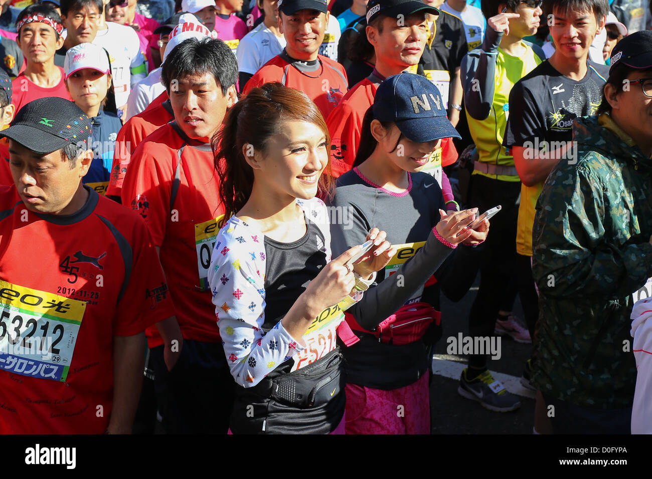 Ein Läufer, 25. November 2012 - Leichtathletik: Osaka Marathon 2012 in Osaka, Japan.  (Foto von Akihiro Sugimoto/AFLO SPORT) [1080] Stockfoto